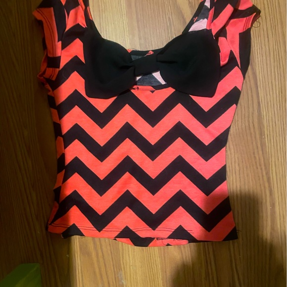 Small, pink, zig zagged, Aeropostale scrip Top. - Picture 1 of 4